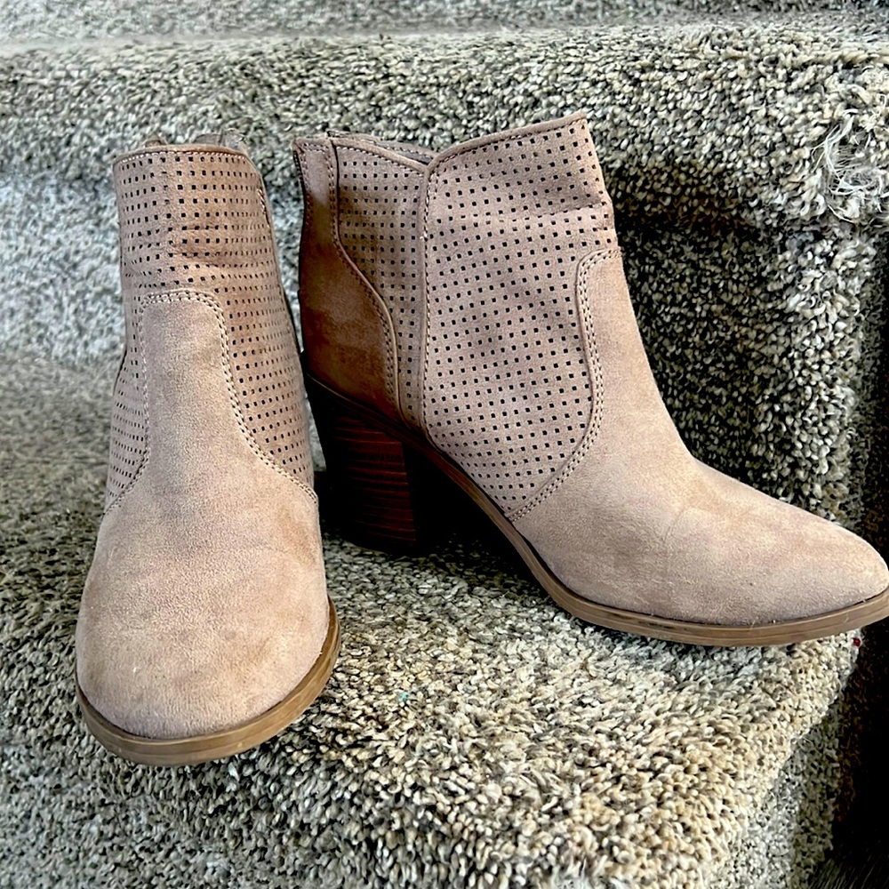 Heeled shoes